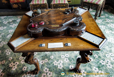 Table aux quartre encriers - Table with four inkwells